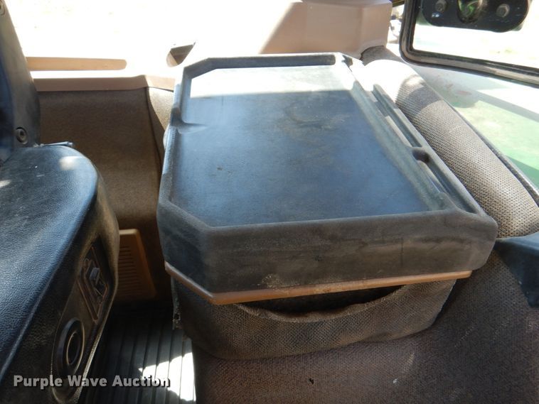 image for item II9873 1997 John Deere 8400  tractor