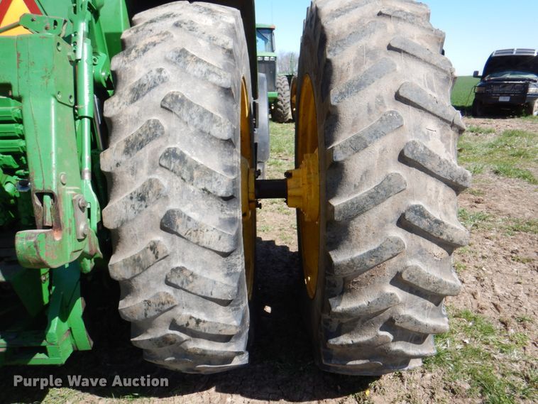 image for item II9873 1997 John Deere 8400  tractor