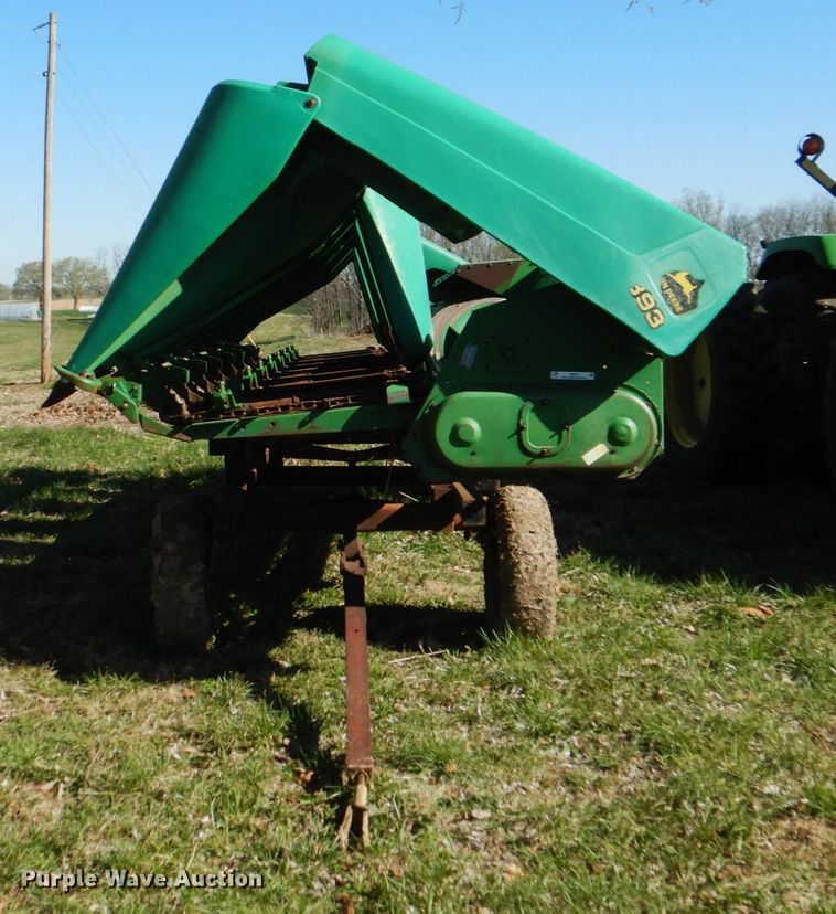image for item II9874 John Deere 893  corn head