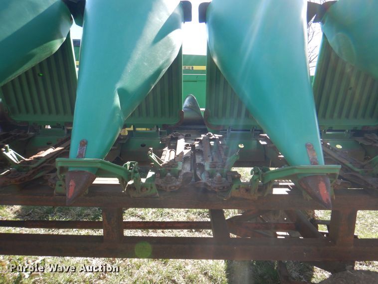 image for item II9874 John Deere 893  corn head