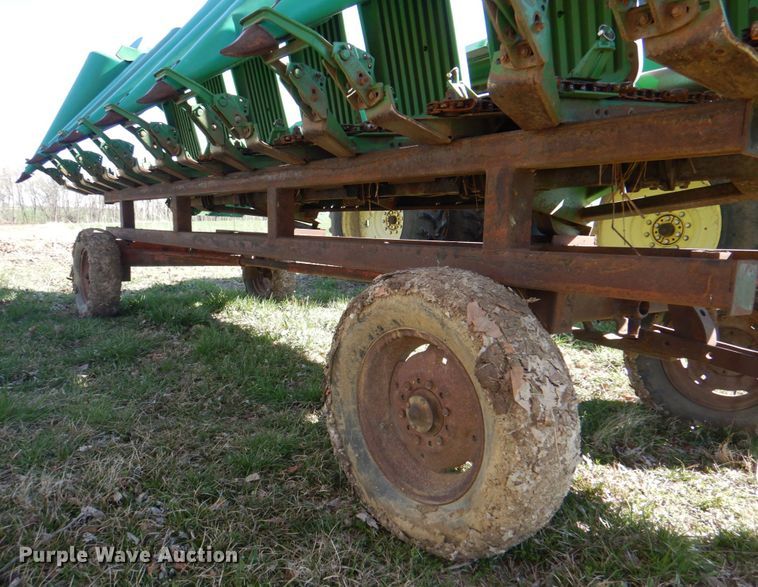 image for item II9874 John Deere 893  corn head