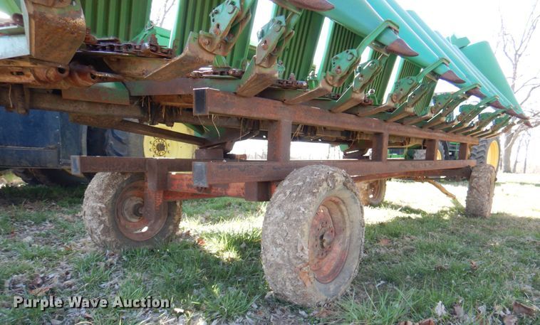 image for item II9874 John Deere 893  corn head