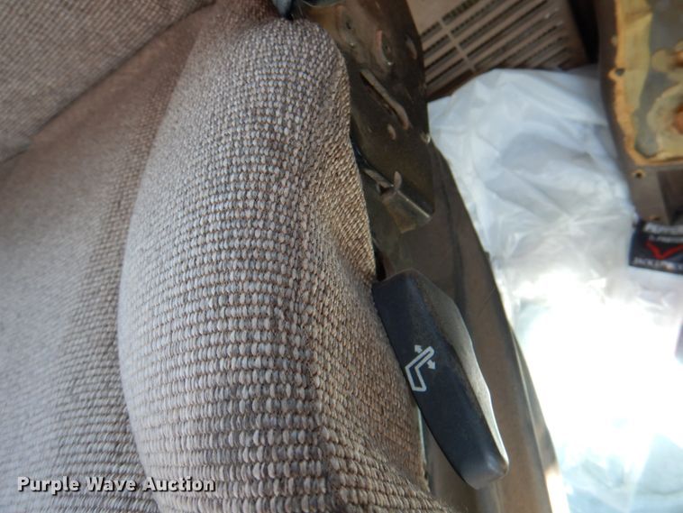 image for item II9877 2001 John Deere 9100  4WD tractor