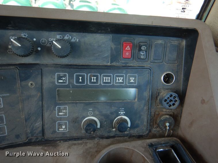 image for item II9877 2001 John Deere 9100  4WD tractor