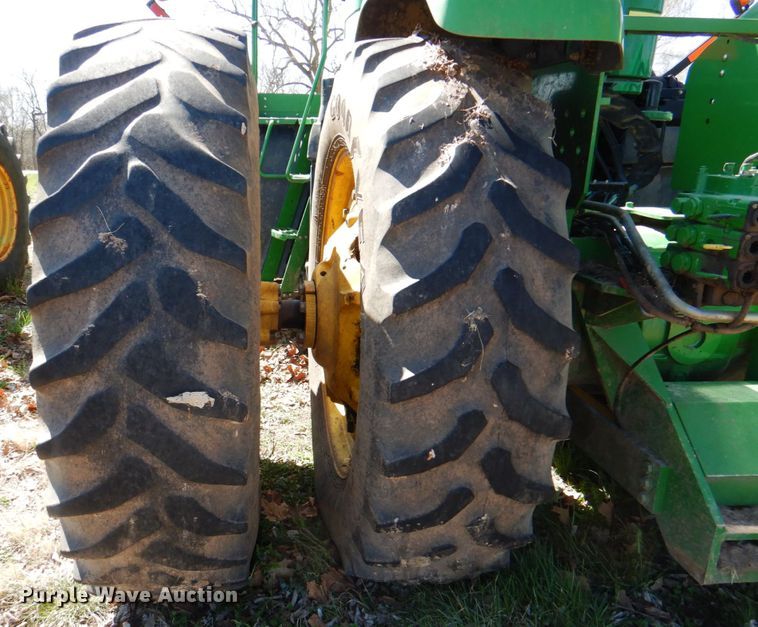 image for item II9877 2001 John Deere 9100  4WD tractor