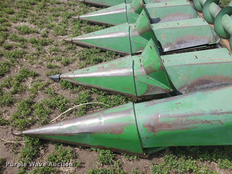 image for item IL9027 John Deere 843  corn head