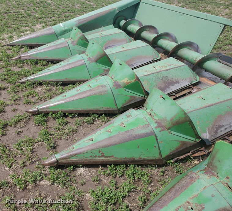 image for item IL9027 John Deere 843  corn head