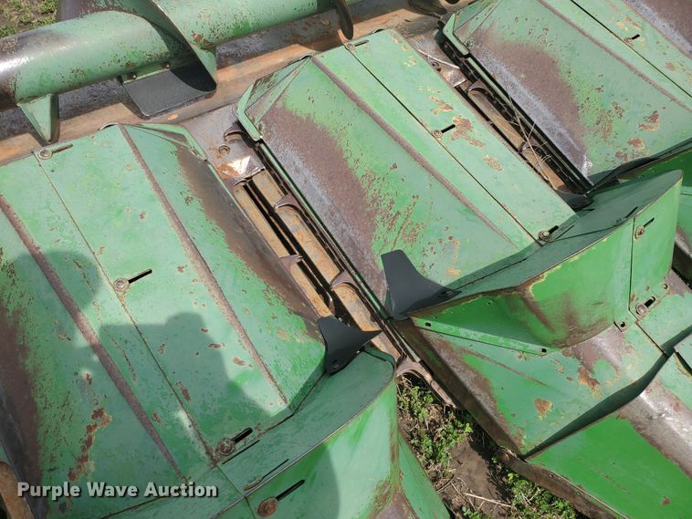 image for item IL9027 John Deere 843  corn head