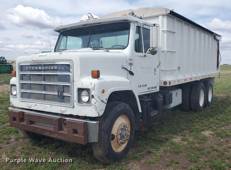 image for item IL9031 1984 International S2200  grain truck