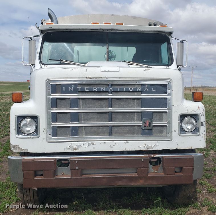 image for item IL9031 1984 International S2200  grain truck
