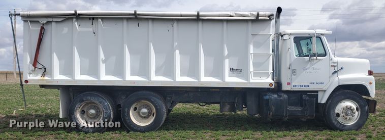image for item IL9031 1984 International S2200  grain truck