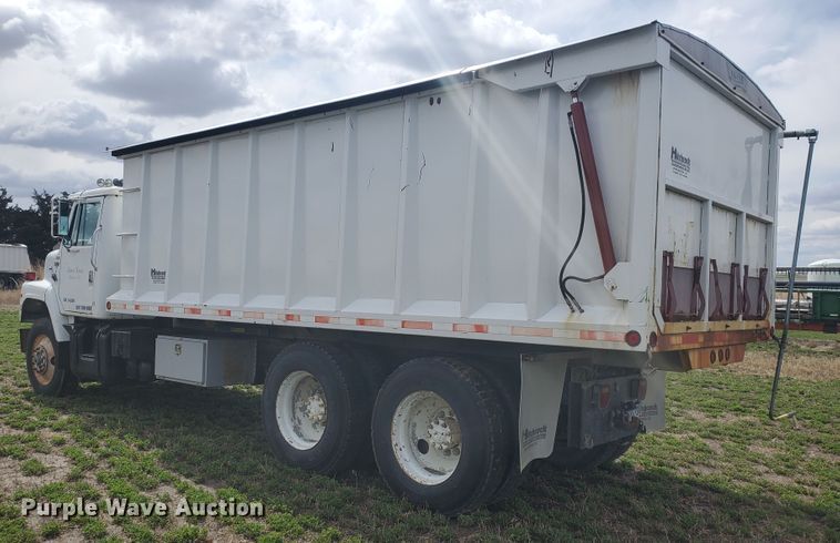 image for item IL9031 1984 International S2200  grain truck