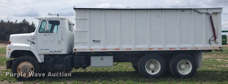 image for item IL9031 1984 International S2200  grain truck