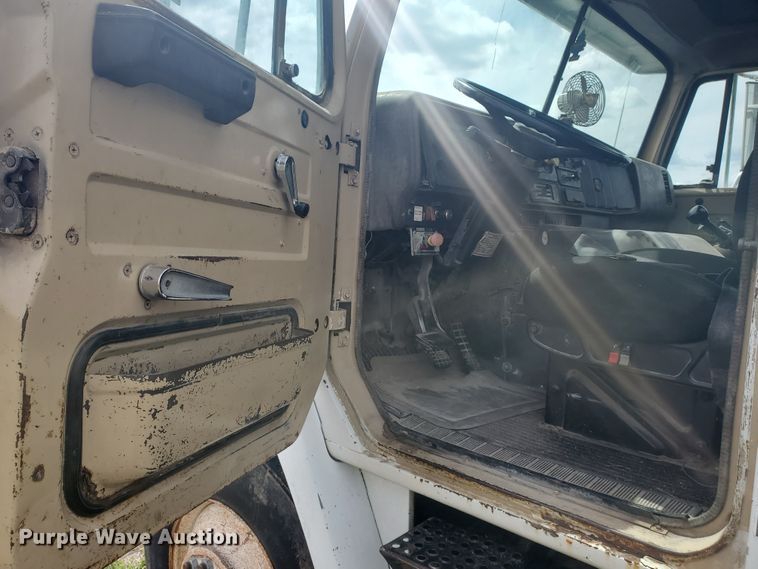 image for item IL9031 1984 International S2200  grain truck