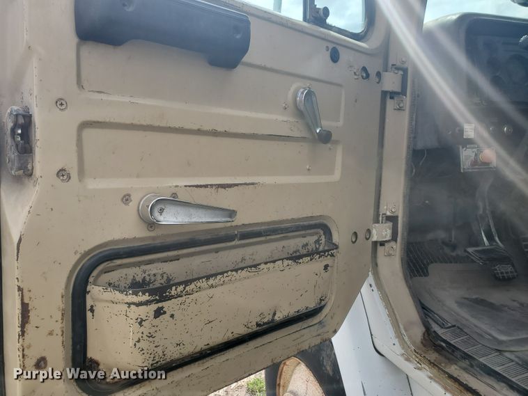 image for item IL9031 1984 International S2200  grain truck