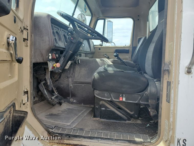 image for item IL9031 1984 International S2200  grain truck