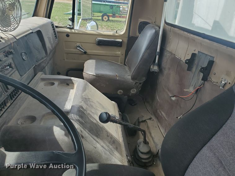 image for item IL9031 1984 International S2200  grain truck