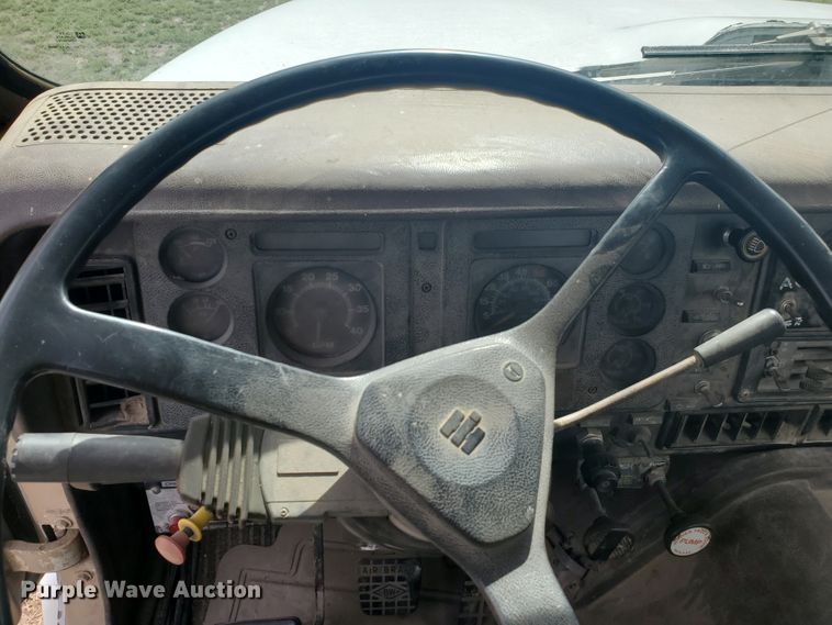 image for item IL9031 1984 International S2200  grain truck