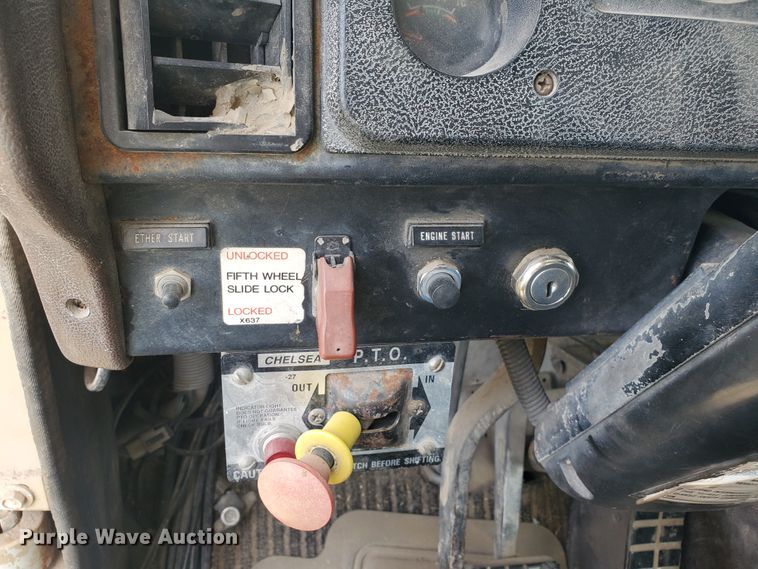 image for item IL9031 1984 International S2200  grain truck