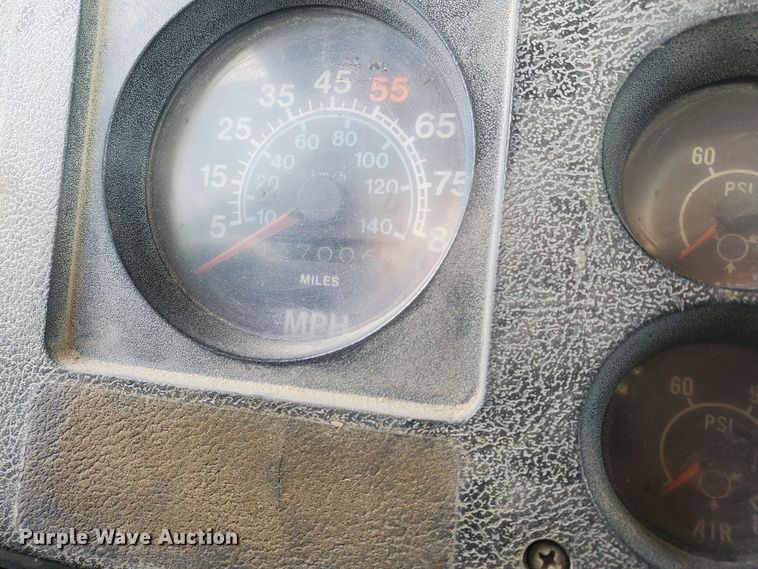 image for item IL9031 1984 International S2200  grain truck