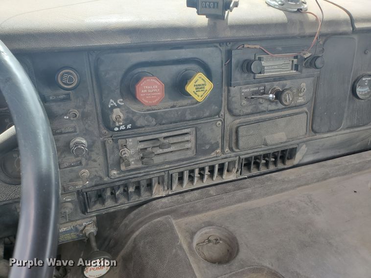 image for item IL9031 1984 International S2200  grain truck