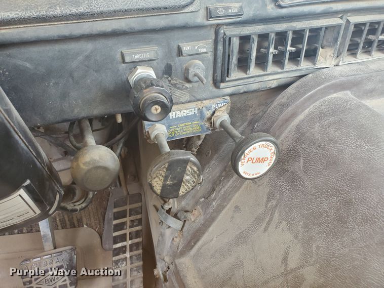 image for item IL9031 1984 International S2200  grain truck