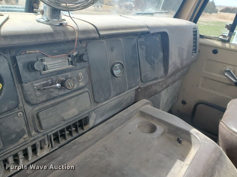 image for item IL9031 1984 International S2200  grain truck