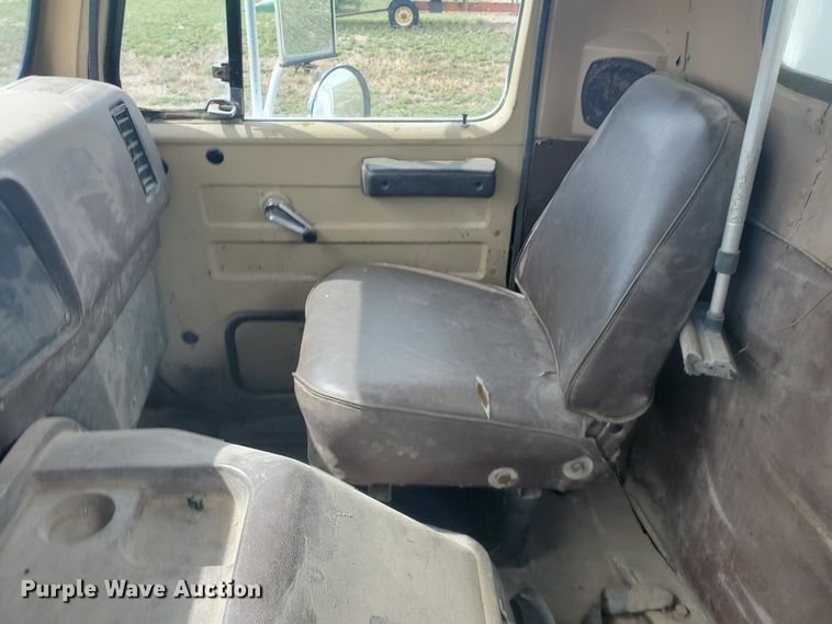 image for item IL9031 1984 International S2200  grain truck