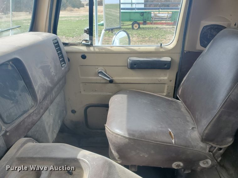 image for item IL9031 1984 International S2200  grain truck