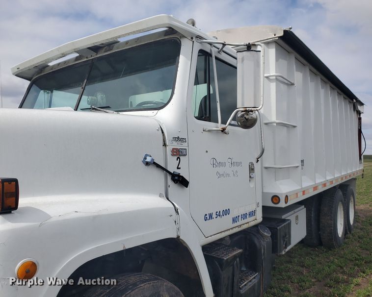 image for item IL9031 1984 International S2200  grain truck