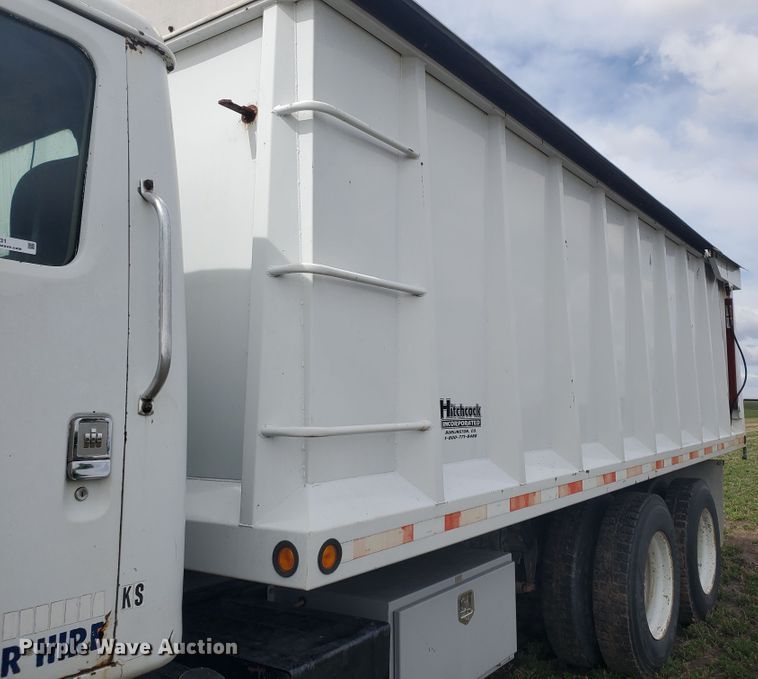 image for item IL9031 1984 International S2200  grain truck