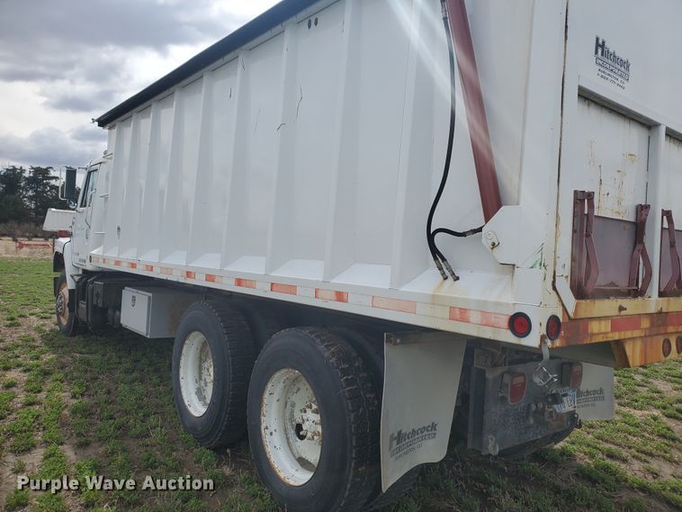 image for item IL9031 1984 International S2200  grain truck