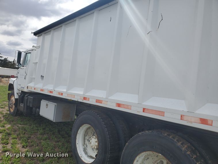 image for item IL9031 1984 International S2200  grain truck