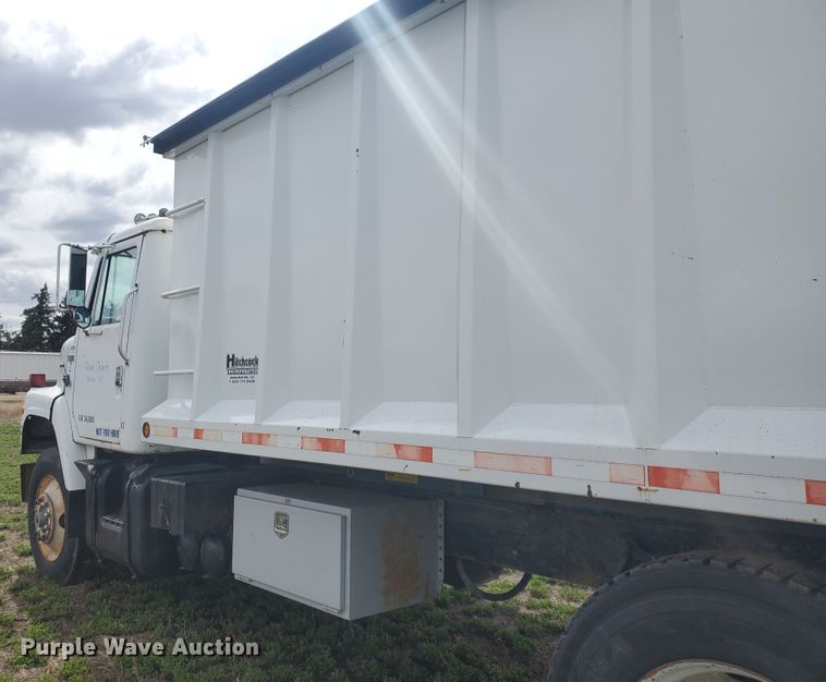 image for item IL9031 1984 International S2200  grain truck