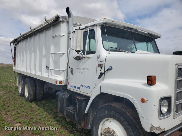 image for item IL9031 1984 International S2200  grain truck