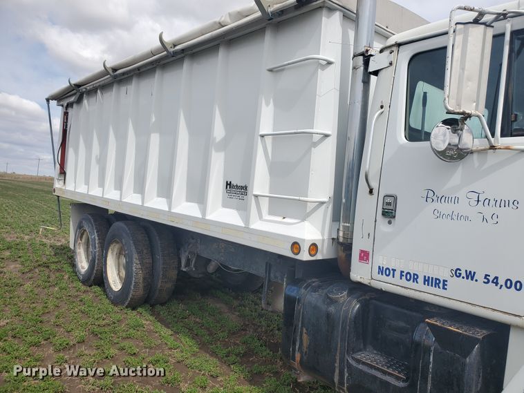 image for item IL9031 1984 International S2200  grain truck