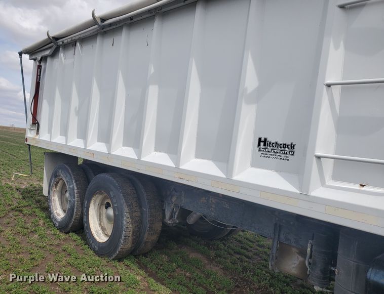 image for item IL9031 1984 International S2200  grain truck