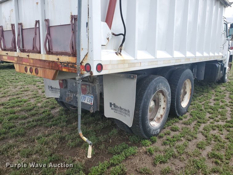 image for item IL9031 1984 International S2200  grain truck