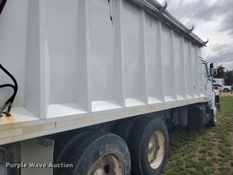 image for item IL9031 1984 International S2200  grain truck