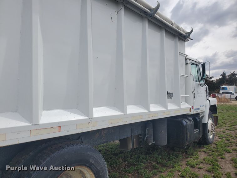 image for item IL9031 1984 International S2200  grain truck