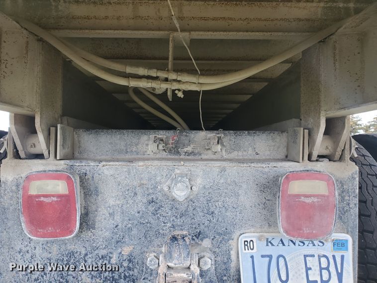 image for item IL9031 1984 International S2200  grain truck