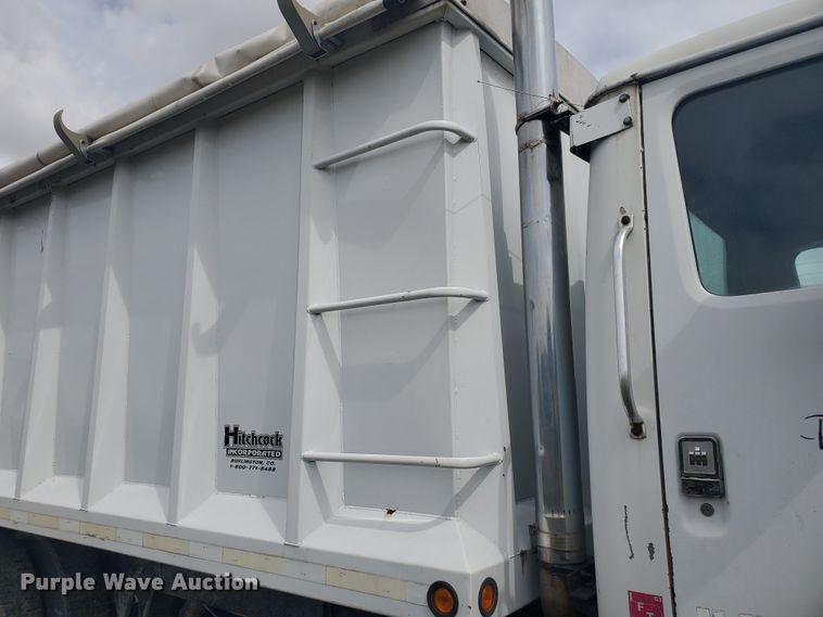 image for item IL9031 1984 International S2200  grain truck