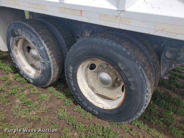 image for item IL9031 1984 International S2200  grain truck