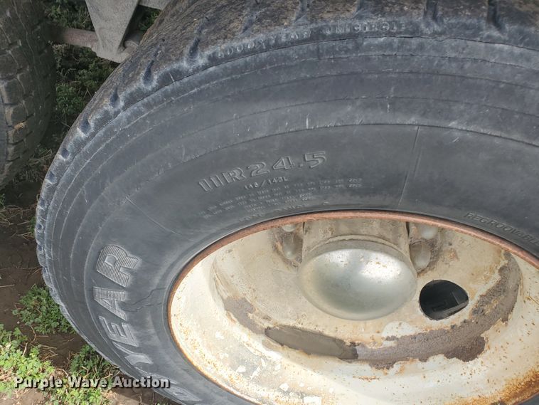 image for item IL9031 1984 International S2200  grain truck