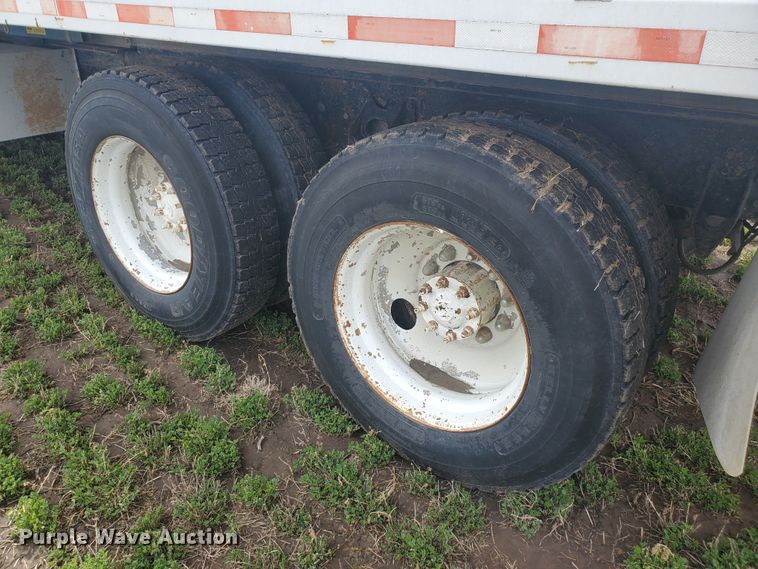 image for item IL9031 1984 International S2200  grain truck