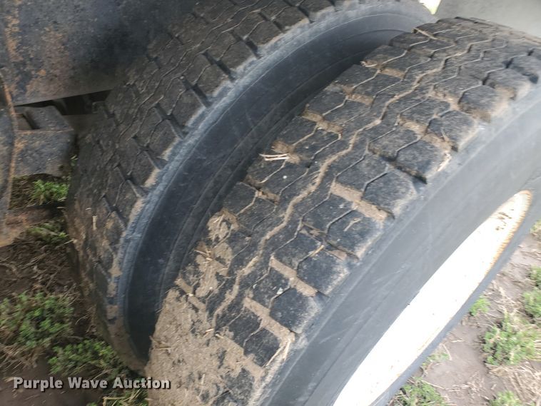 image for item IL9031 1984 International S2200  grain truck