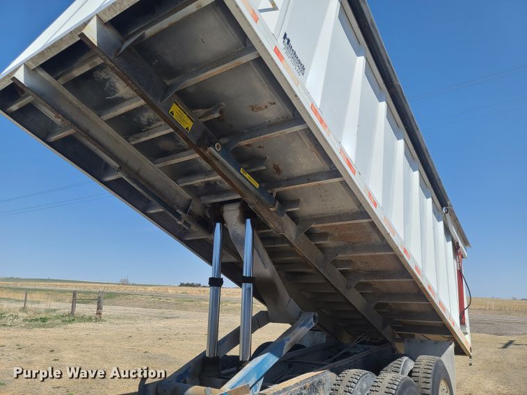 image for item IL9031 1984 International S2200  grain truck