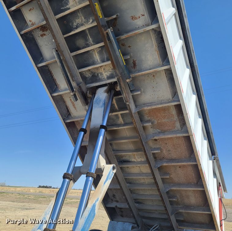 image for item IL9031 1984 International S2200  grain truck