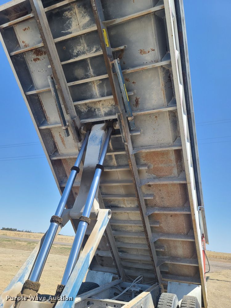 image for item IL9031 1984 International S2200  grain truck