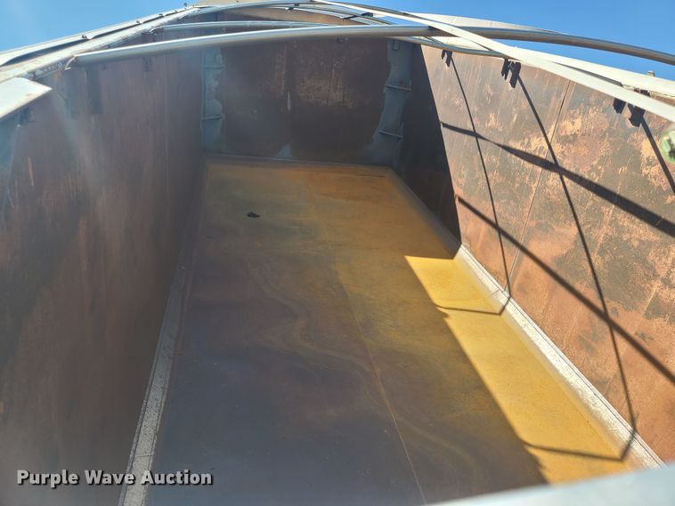 image for item IL9031 1984 International S2200  grain truck